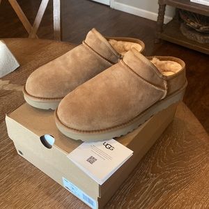 UGG Women’s Classic Slipper, size 9